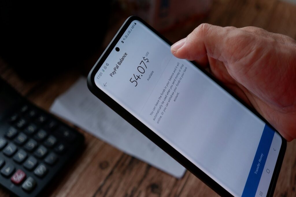 Cliente do PayPal conferindo o saldo pelo aplicativo