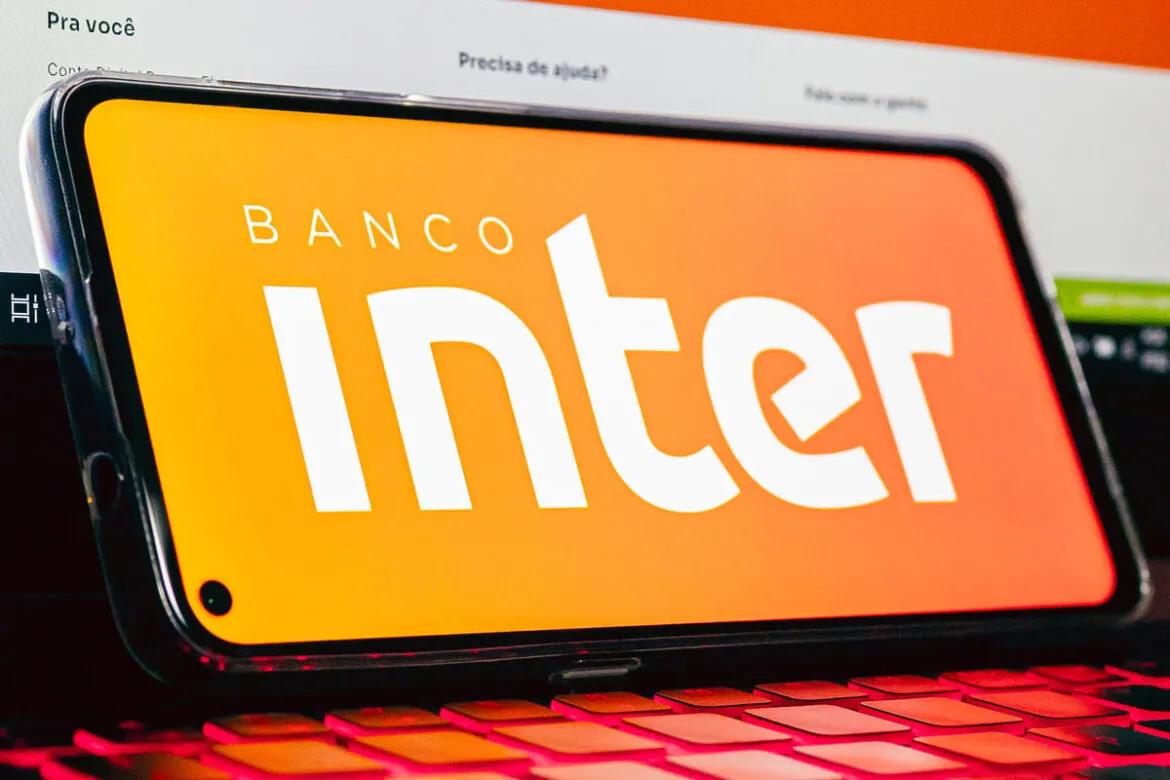 Celular com o logotipo do Banco Inter na tela para falar sobre a transferência internacional Inter.