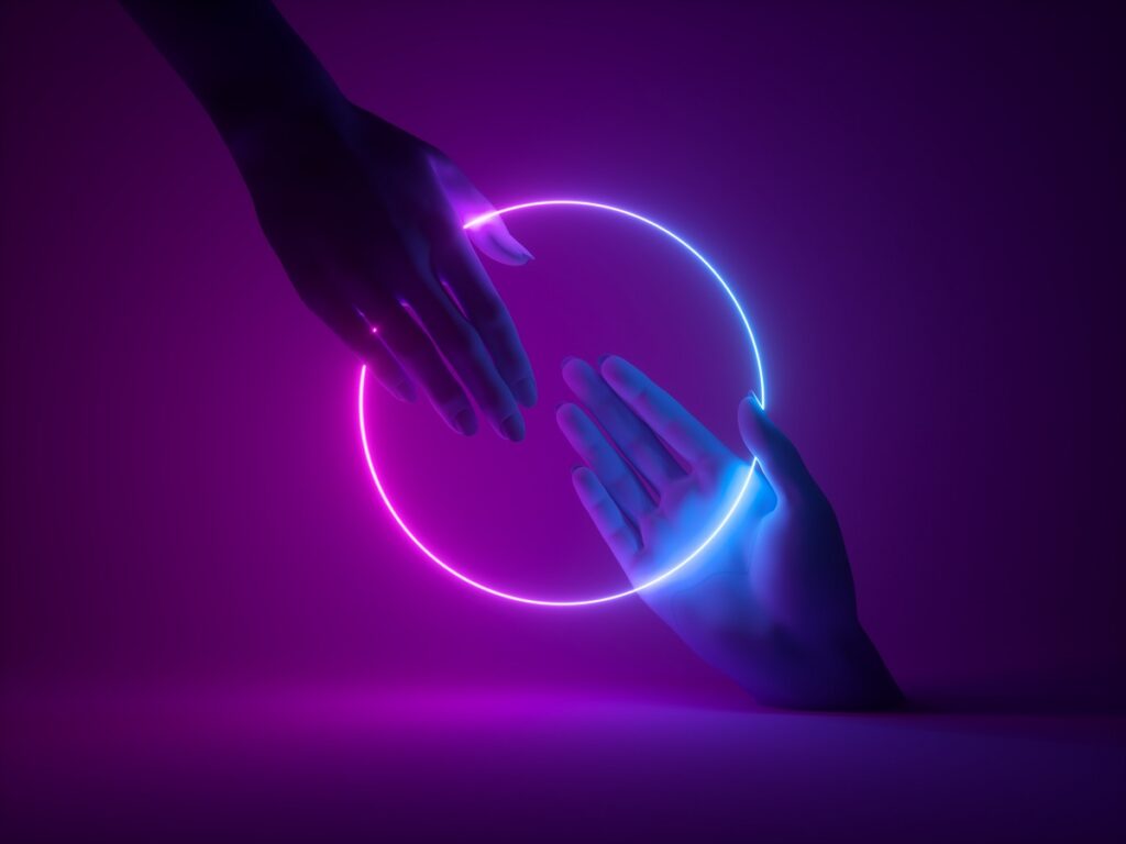 Imagem de duas mãos segurando um circulo luminoso nas cores azul e roxo.