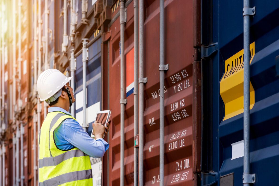 O desembaraço aduaneiro é o processo de fiscalização que libera a entrada das mercadorias importadas ou para exportações.