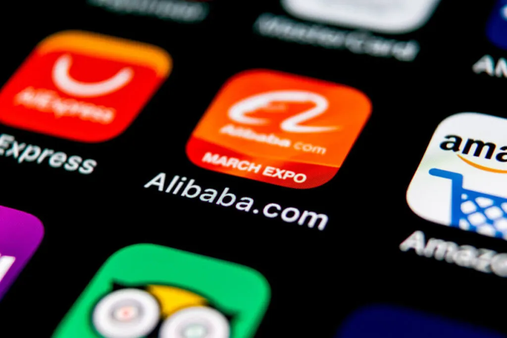 Imagem de um celular com o ícone do site da china Alibaba