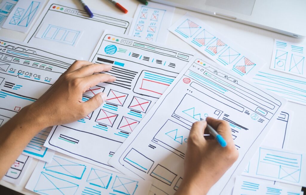 Profissional desenhando paleta de cores de um site.