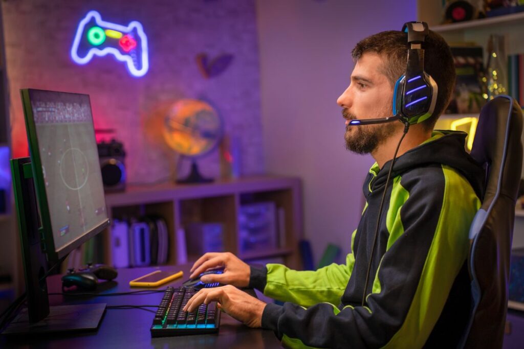 Streamer gravando gameplay em casa.