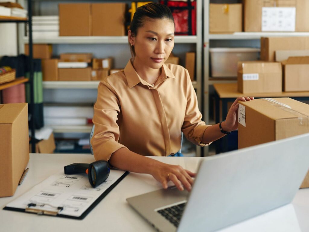 Mulher acessando o portal do radar de exportação