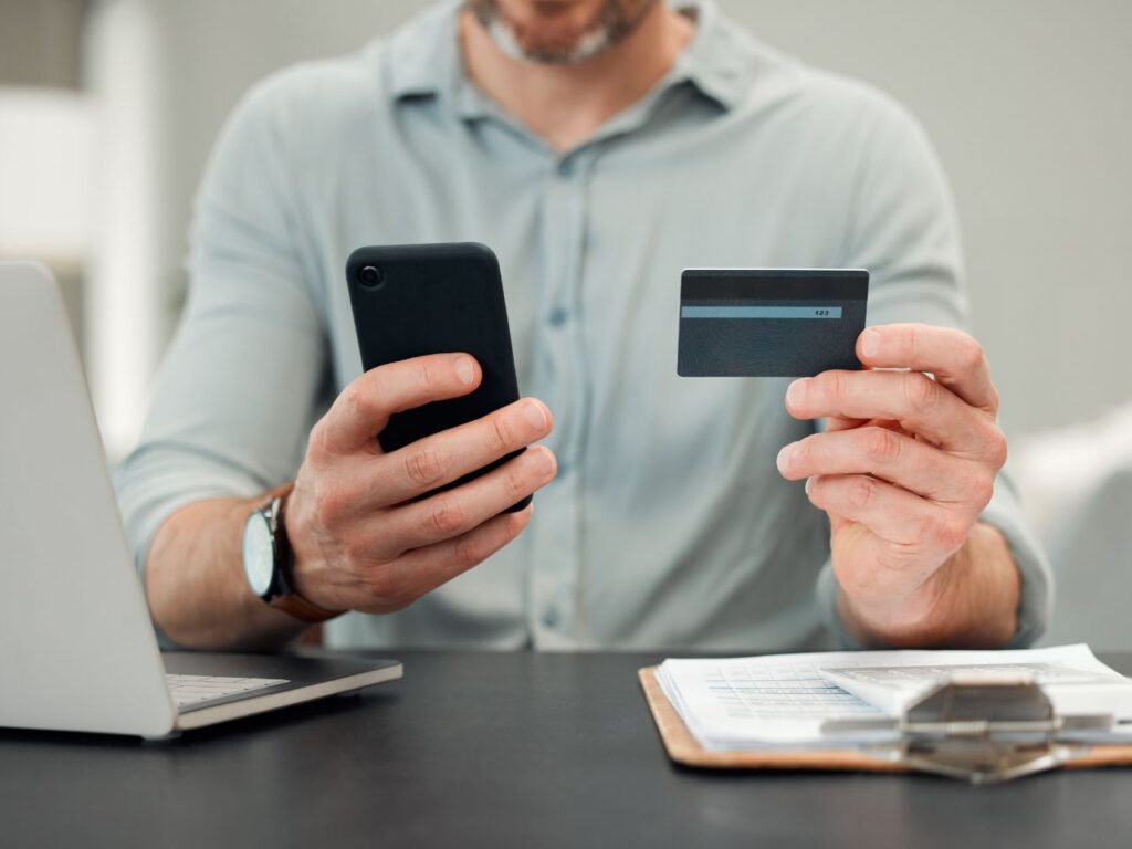 Homem pagando DAS com cartão de crédito