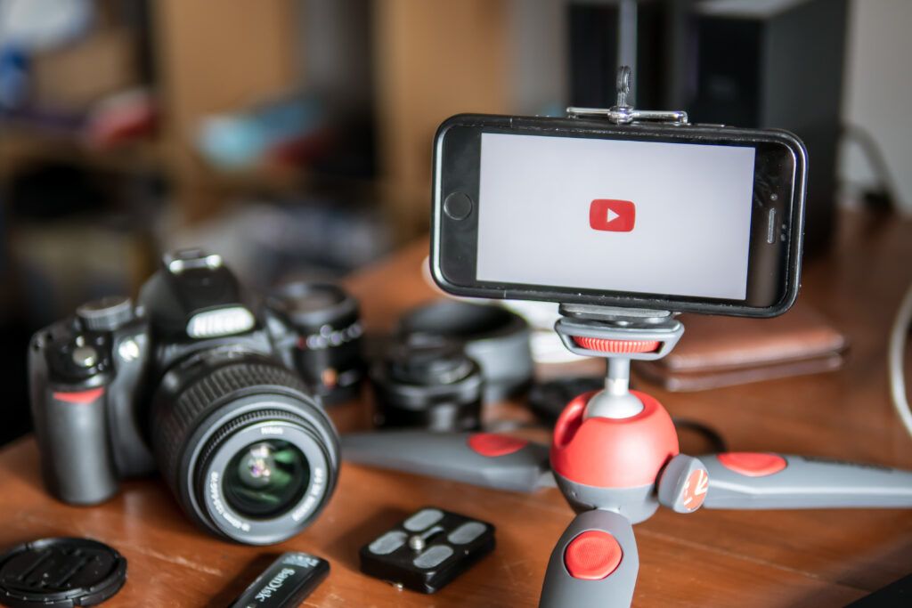 Câmera e celular para gravar vídeos com monetização no YouTube. 
