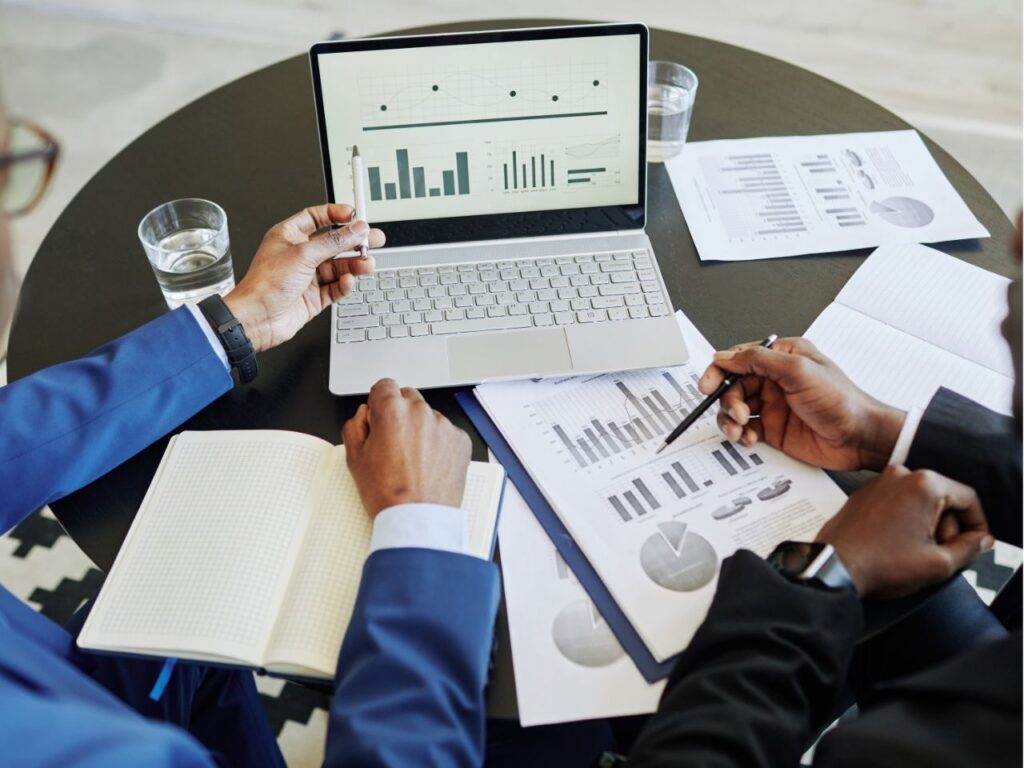 Homens analisando os indicadores do planejamento financeiro empresarial