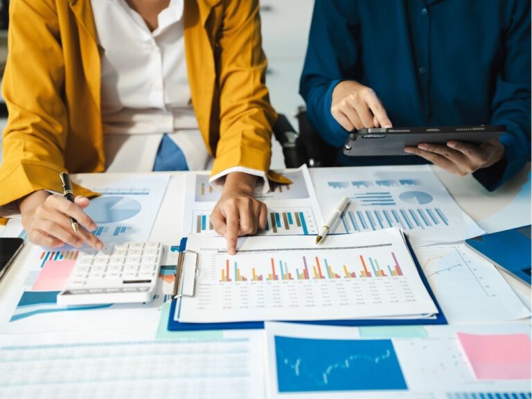 Empresários elaborando o planejamento financeiro empresarial