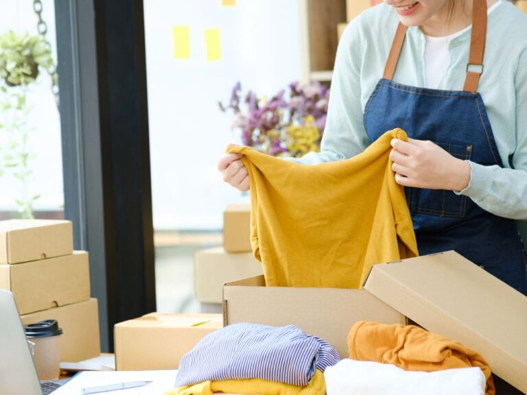 Mulher verificando processo de como importar roupas da China