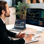 Homem começando a comprar ações online.