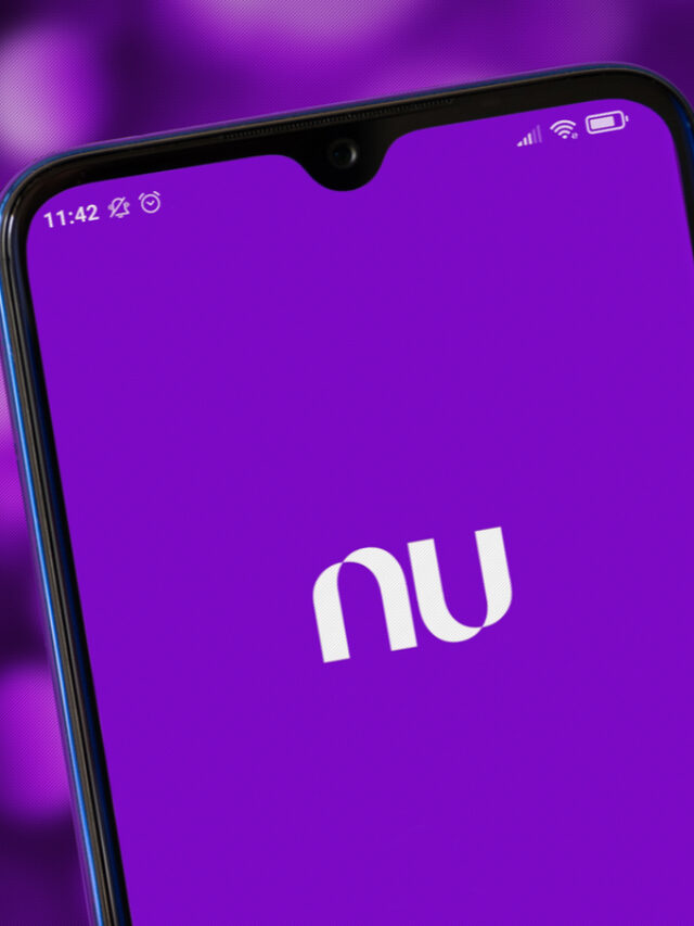 celular aberto no aplicativo do banco Nubank, a terceira melhor opção para abrir uma conta digital PJ