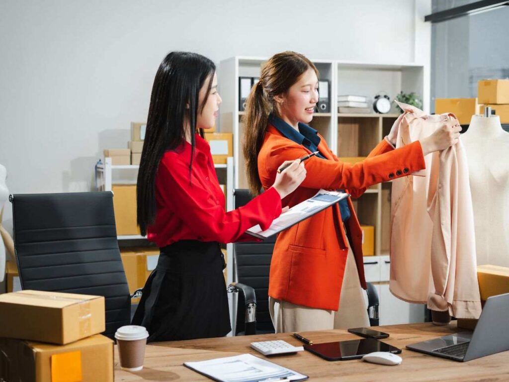 Importadoras verificando roupas da China