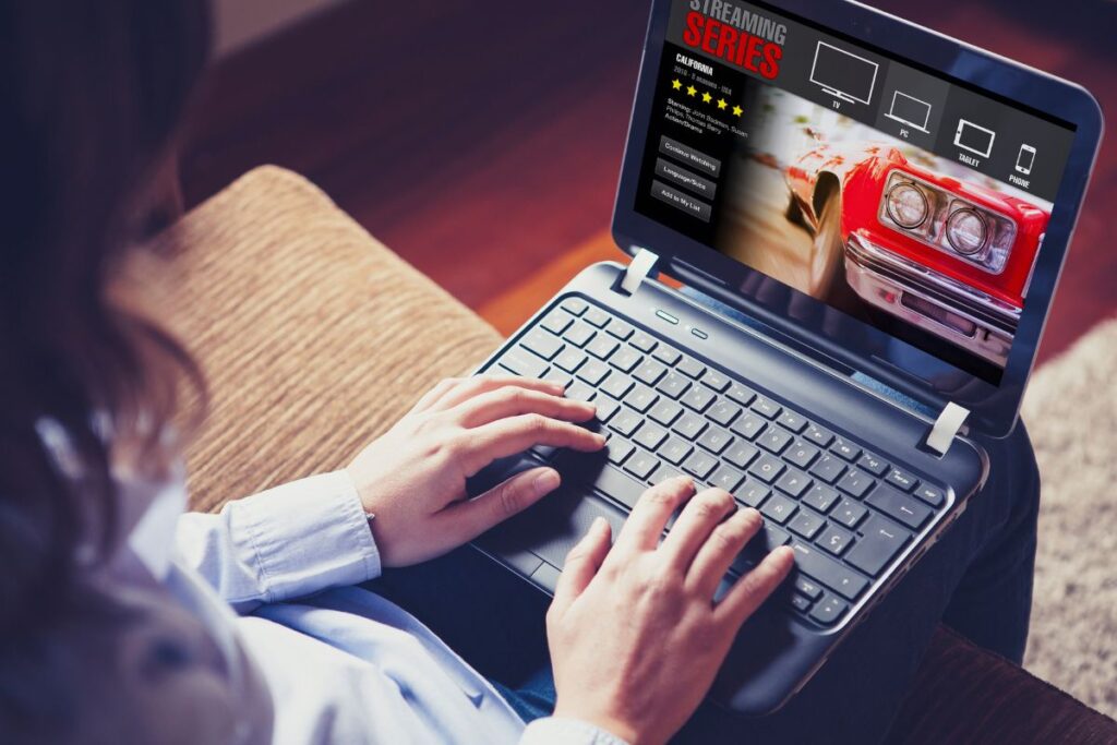 Mulher pesquisando o que é streaming na plataforma online.