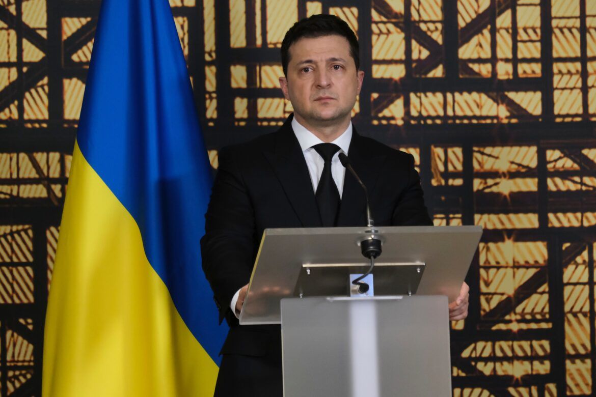 Presidente da Ucrânia discursando em frente à bandeira da Ucrânia