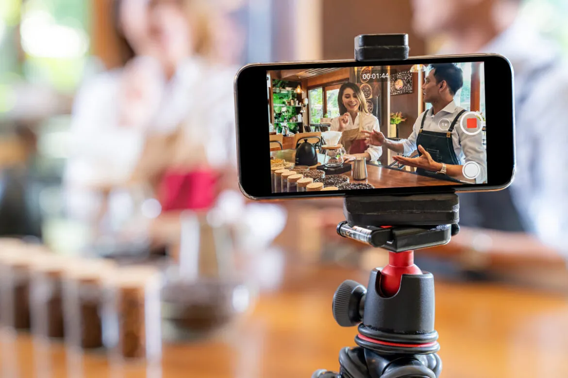 Casal gravando vídeo culinário com técnicas para aumentar visualizações no YouTube.