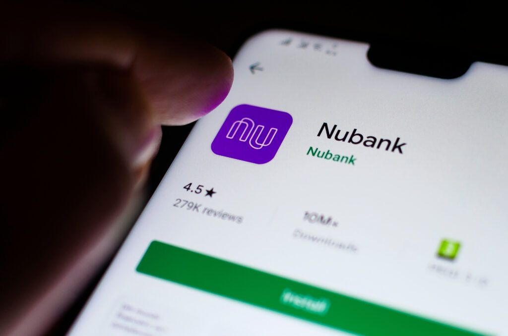 Pessoa baixando o app do Nubank no celular