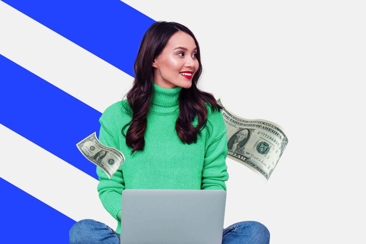Mulher sentada em frente a um computador, com notas de dólar voando sobre a imagem e recorte do logotipo da Remessa Online