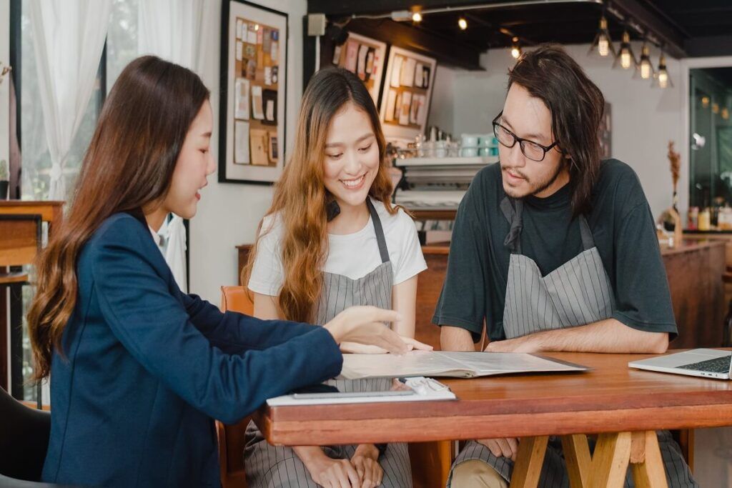 Restaurante no Japão com uma mesa ocupada por três pessoas conversando