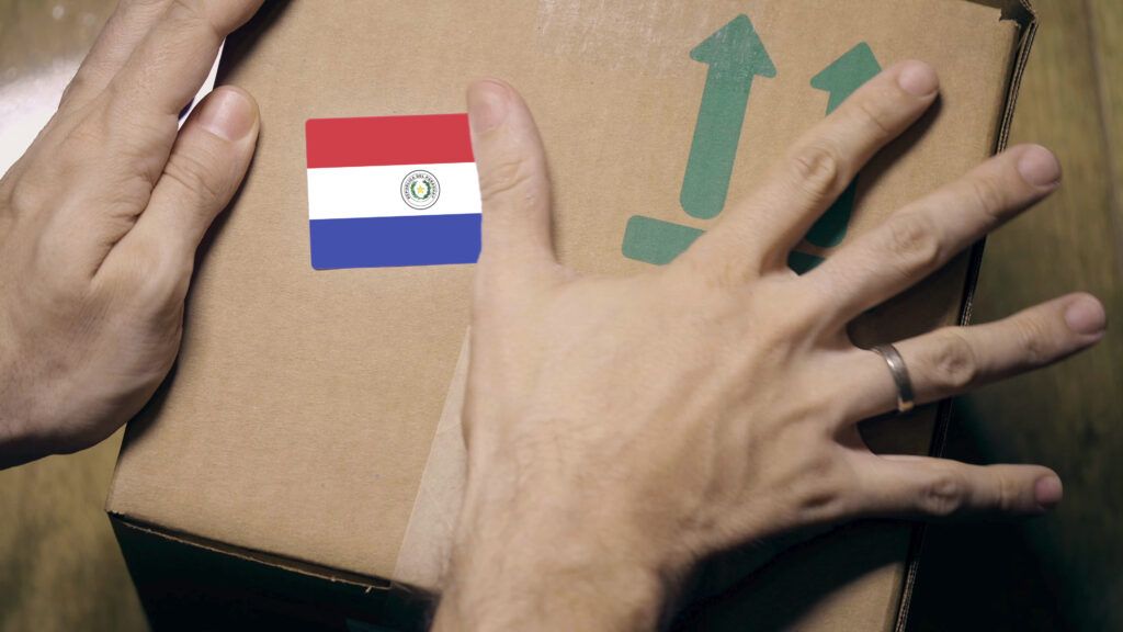 Caixa com etiqueta com bandeira do Paraguai