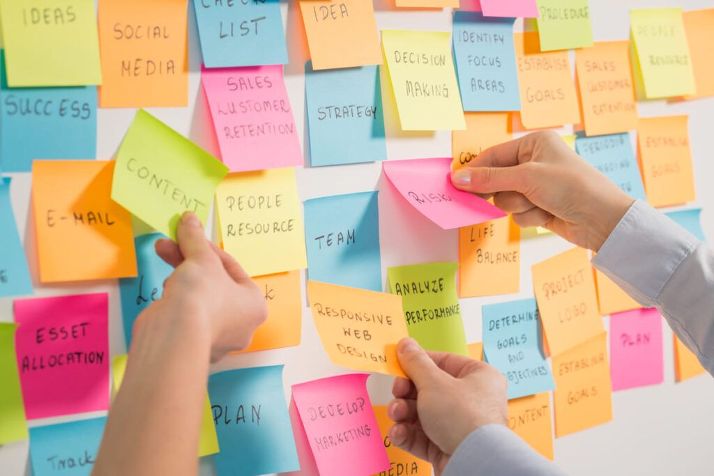 Pessoas realizando um brainstorming.