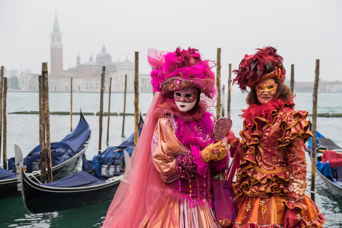 Mulheres fantasiadas no Carnaval de Veneza.