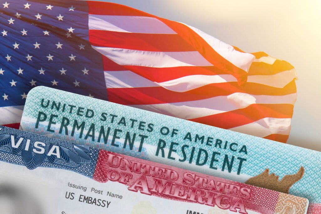 Cartão de residente nos Estados Unidos ao lado da bandeira do país.