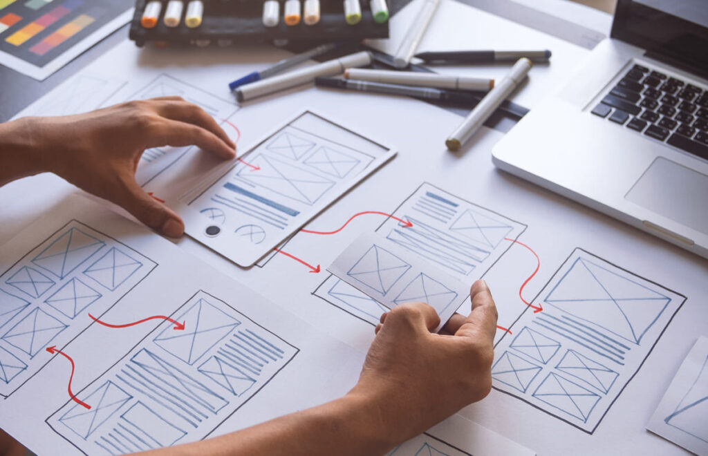 Homem analisando a estratégia de UX designer que utilizará em um site.