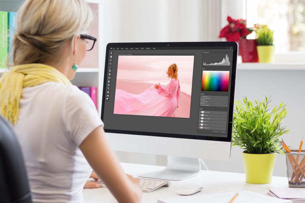 Mulher usando Photoshop e demonstrando o que faz um designer gráfico.