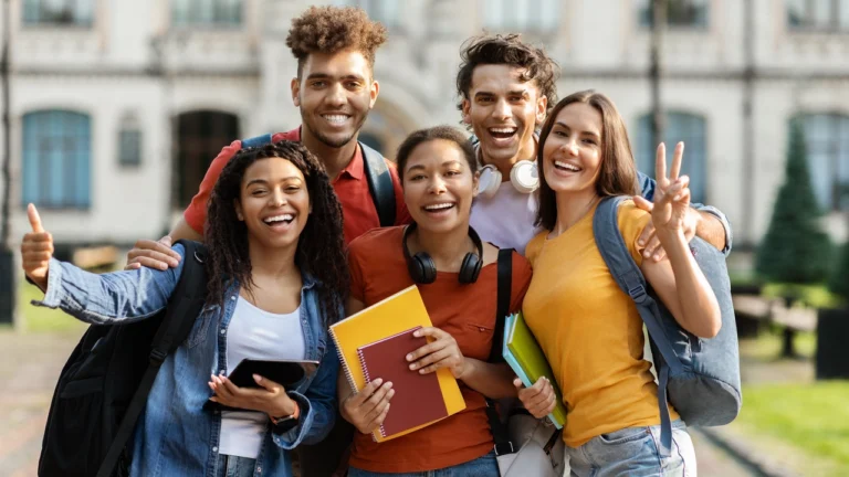 É possível financiar estudos no exterior, mas as condições variam conforme o destino, a instituição de ensino, o curso escolhido e o perfil do estudante.