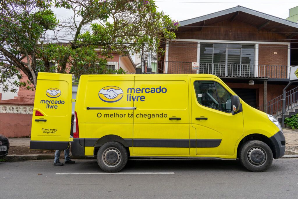 Furgão do Mercado Livre parado em frente a uma casa.