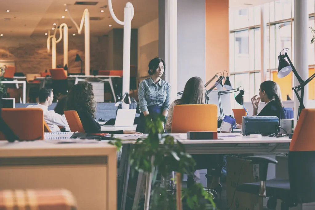 Pessoas reunidas em um escritório para abordar o tema Inbound Marketing.