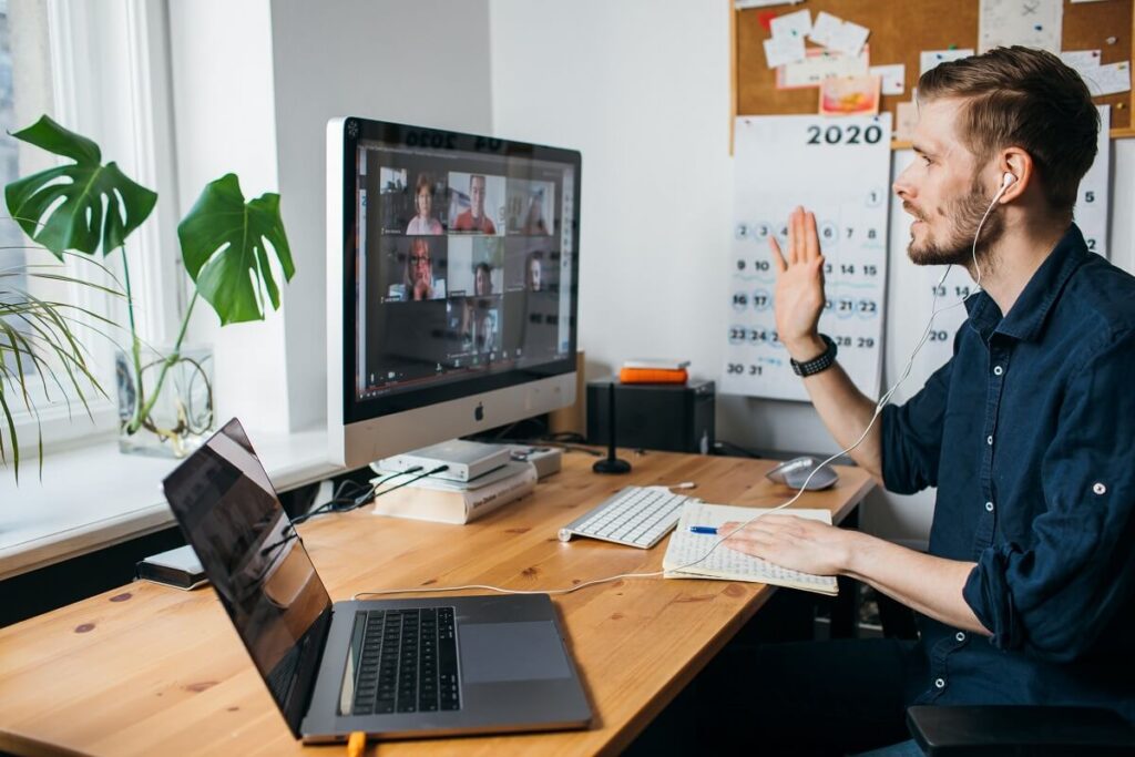 Homem trabalhando em seu computador home office