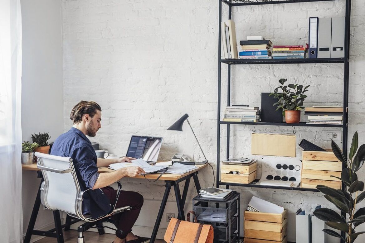 Homem trabalhando em seu computador home office