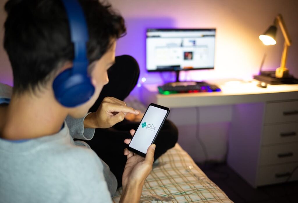 Homem realizando um PIX pelo celular.