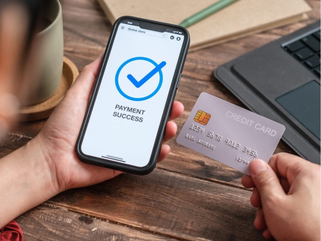 Mulher fazendo transferência pelo app da Husky.io