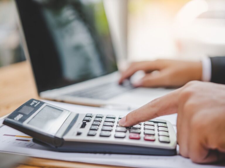 Homem calculando impostos de exportação Simples Nacional