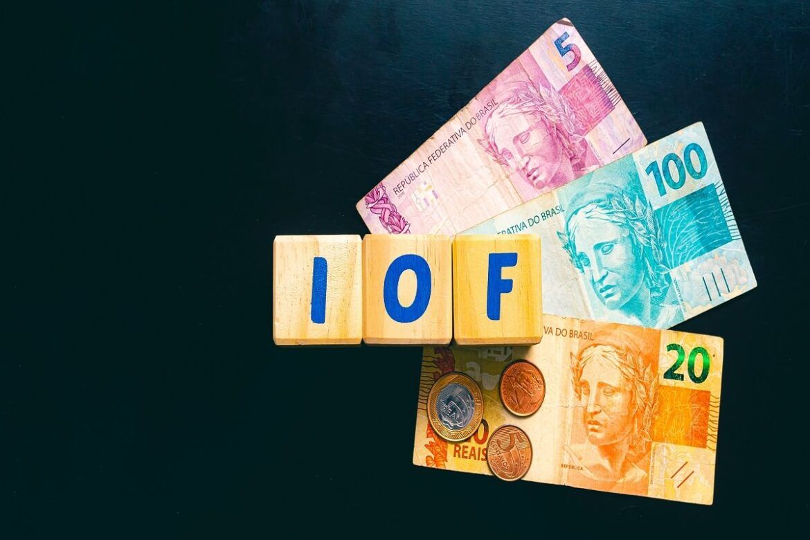 Imagem mostra um fundo preto com peças formando a palavra IOF e notas de R$ 5, R$ 100 e R$ 20.