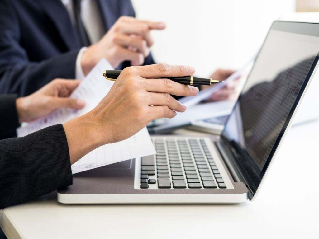 Funcionários trabalhando no notebook do escritório