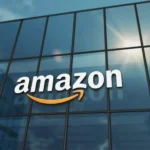 Logotipo da Amazon em destaque na fachada de um edifício moderno de vidro espelhado, ilustrando oportunidades sobre o que vender na amazon.