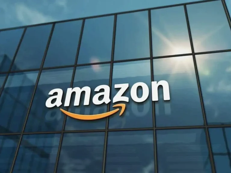 Logotipo da Amazon em destaque na fachada de um edifício moderno de vidro espelhado, ilustrando oportunidades sobre o que vender na amazon.