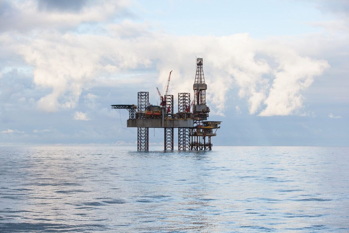 Plataforma de petróleo e gás no meio do mar