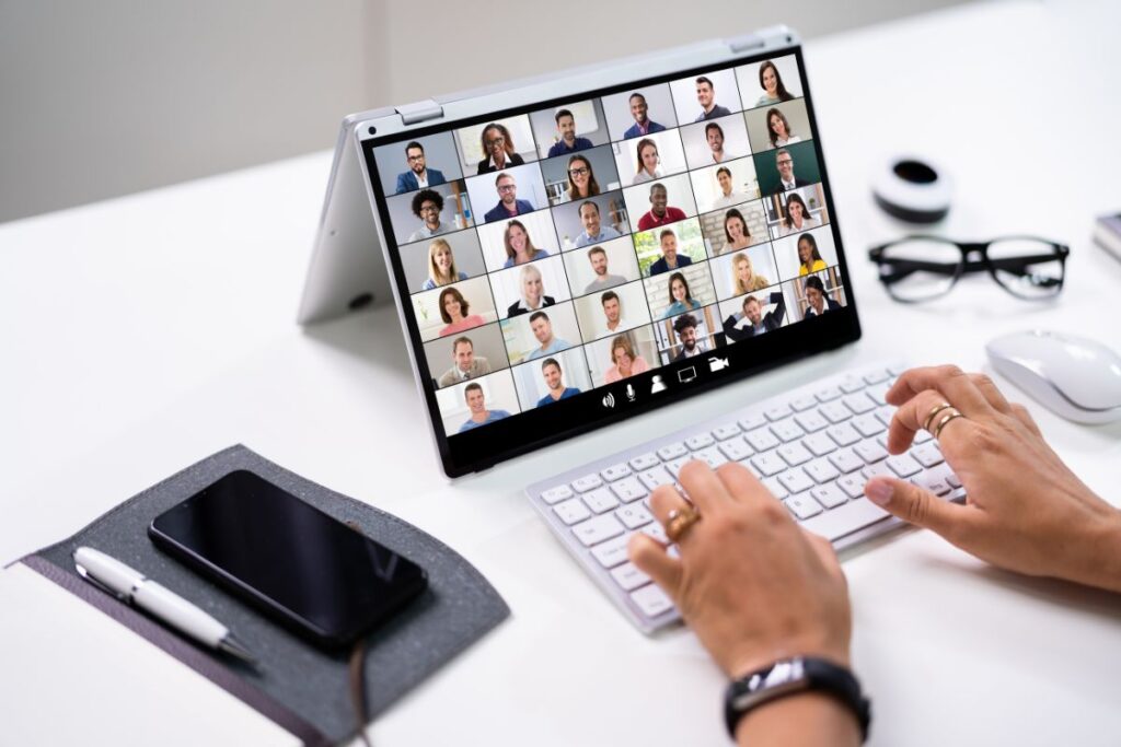 Pessoa participando de reunião online de trabalho pela plataforma Zoom.