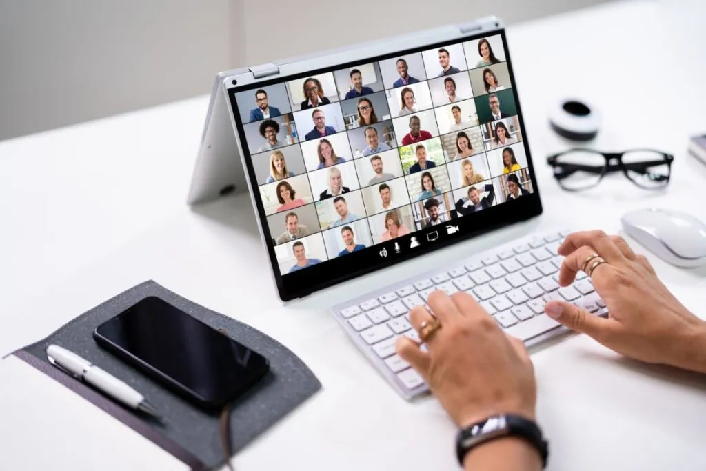 Pessoa participando de reunião online de trabalho pela plataforma Zoom. 