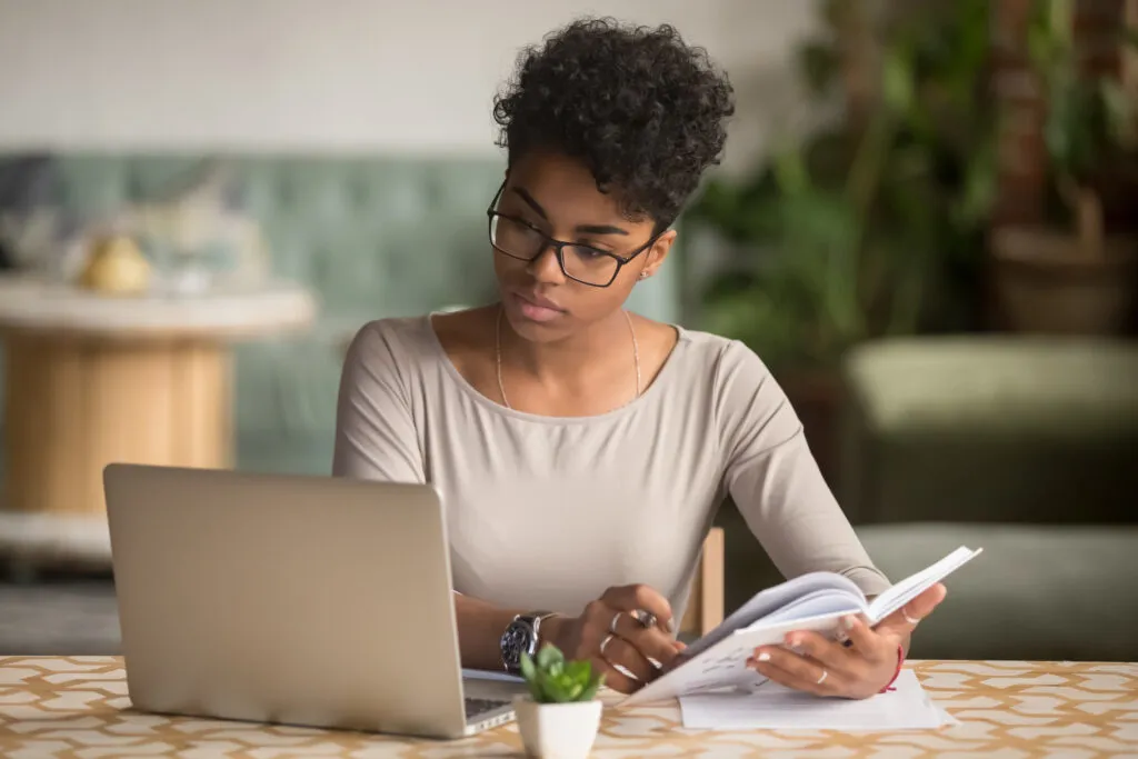 Mulher estudando o Inbound Marketing.