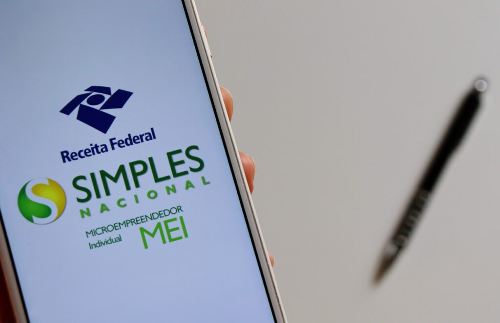 Smartphone exibindo a tela do app da Receita Federal - Simples Nacional.