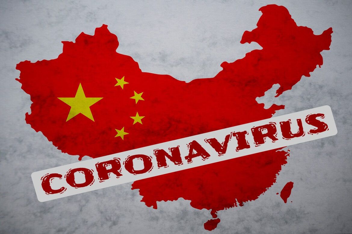 Imagem ilustrativa do mapa da China nas cores da bandeira e uma faixa escrita Coronavirus