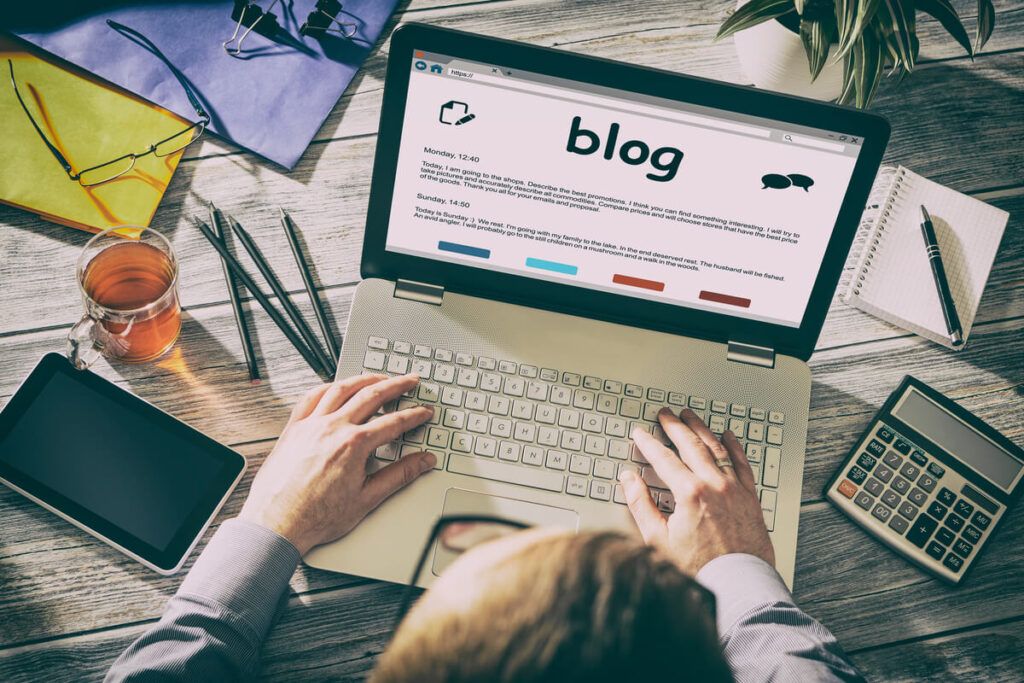 Pessoa criando um blog como estratégia de marketing de conteúdo