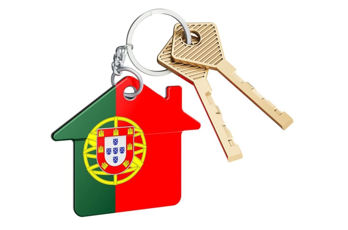 Chaveiro em formato de casa representando como alugar casa em Portugal.