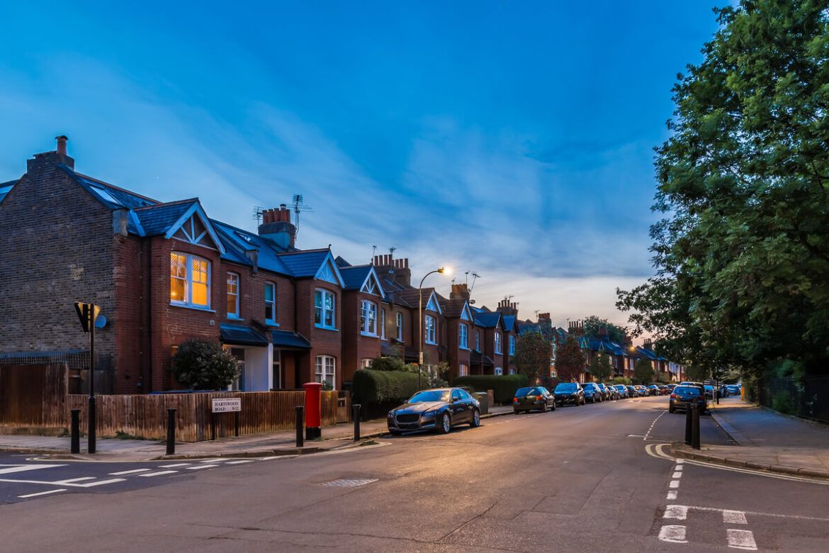 Rua com opções de casas para alugar na Inglaterra