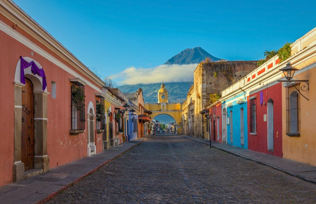 A principal rua de Antigua, cidade da Guatemala.